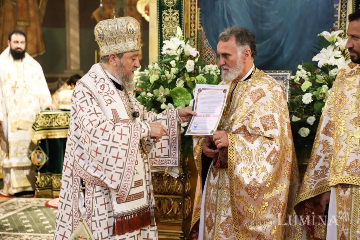 Cinci arhierei au liturghisit la hramul Catedralei Mitropolitane din Sibiu 333989