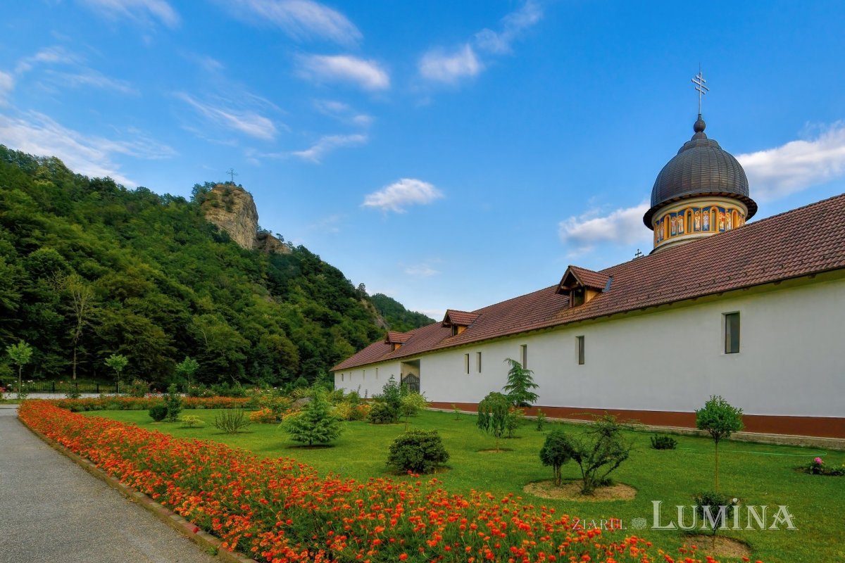 Sclipirile Luminii: Mănăstirea „Sfântul Ioan Iacob Hozevitul” din Ţara Loviştei, judeţul Vâlcea 334465