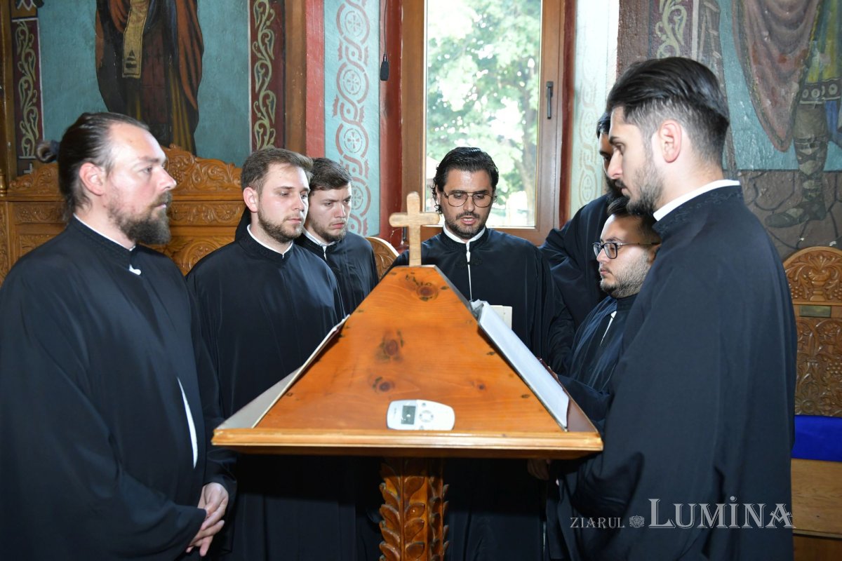 Binecuvântarea Sfântului Sfințit Mucenic Ciprian în Parohia Cocioc 335163