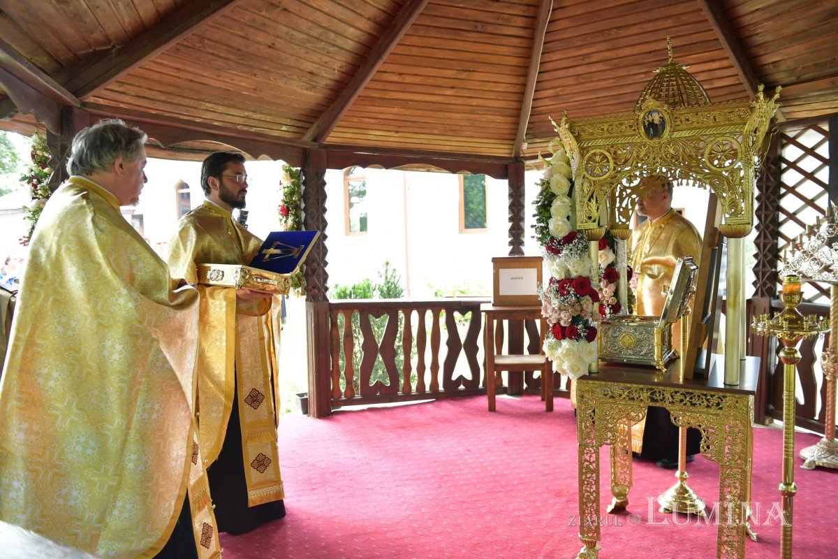 Binecuvântarea Sfântului Sfințit Mucenic Ciprian în Parohia Cocioc 335170