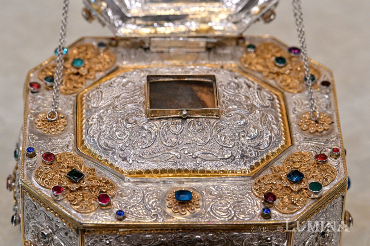 Cinstitul cap al Sfântului Ioan Gură de Aur așezat spre închinare mâine în Baldachinul Sfinților 336702