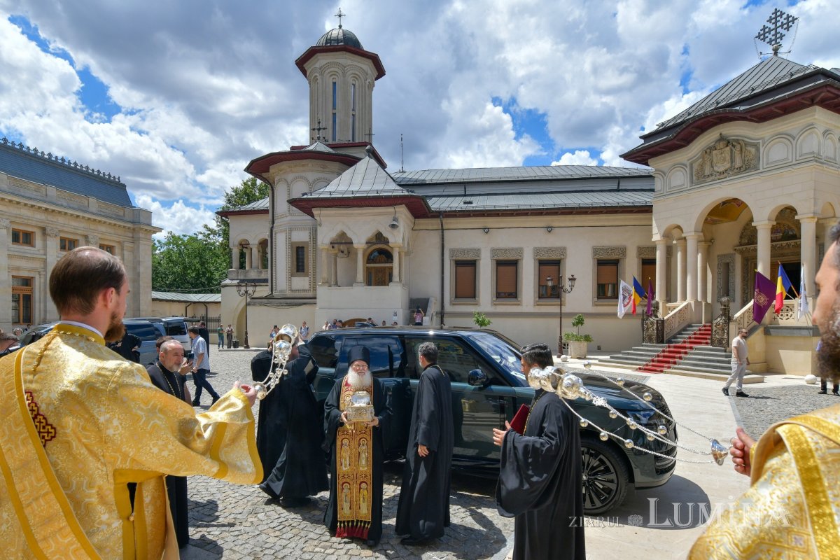 Întâmpinarea cinstitului cap al Sfântului Ioan Hrisostom la București 336662