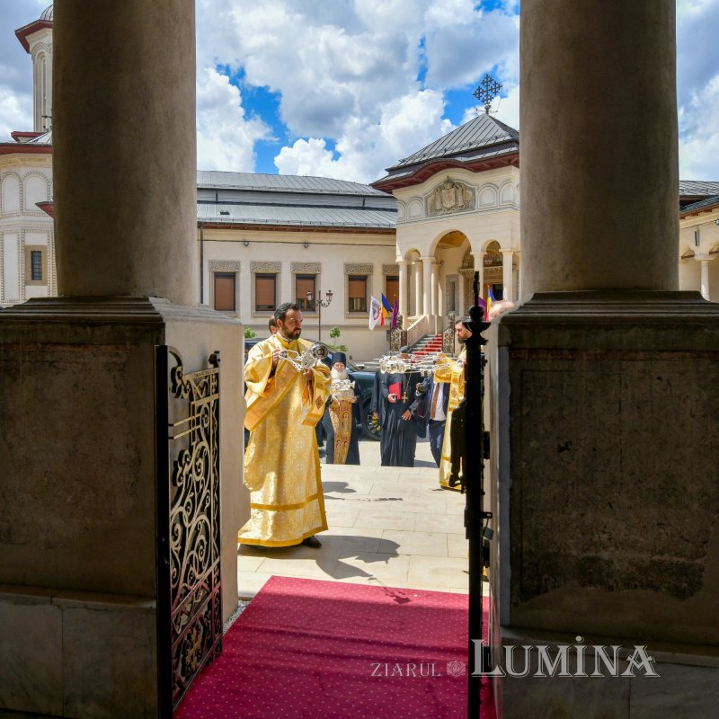 Întâmpinarea cinstitului cap al Sfântului Ioan Hrisostom la București 336665