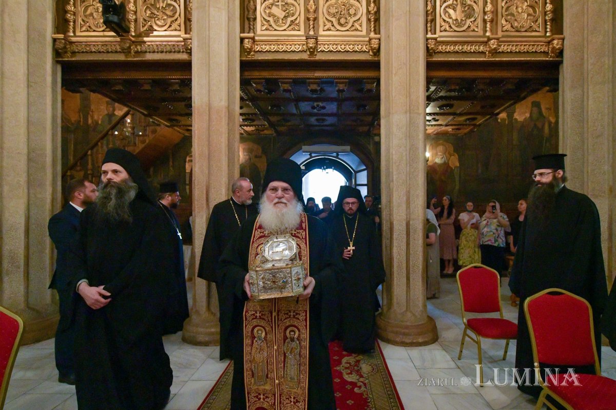 Întâmpinarea cinstitului cap al Sfântului Ioan Hrisostom la București 336669