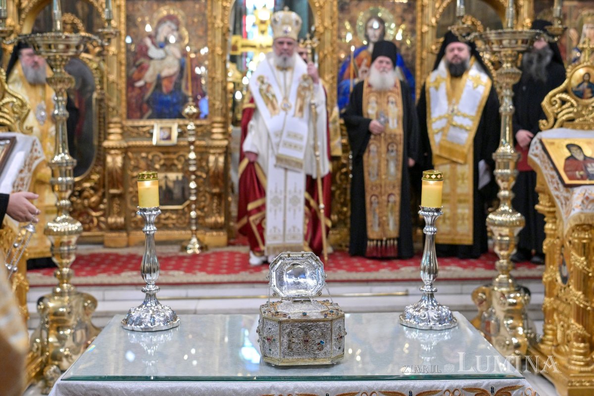 Întâmpinarea cinstitului cap al Sfântului Ioan Hrisostom la București 336673