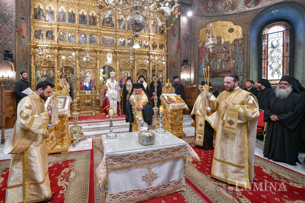 Întâmpinarea cinstitului cap al Sfântului Ioan Hrisostom la București 336676