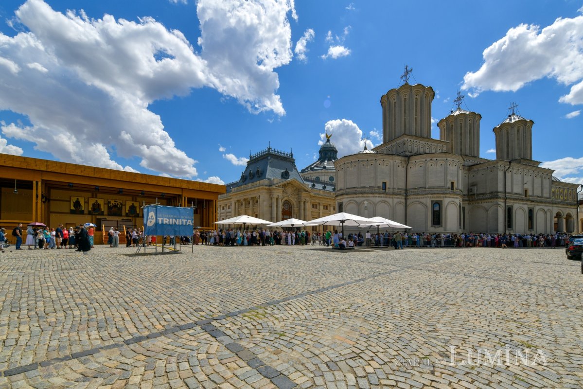 Întâmpinarea cinstitului cap al Sfântului Ioan Hrisostom la București 336698