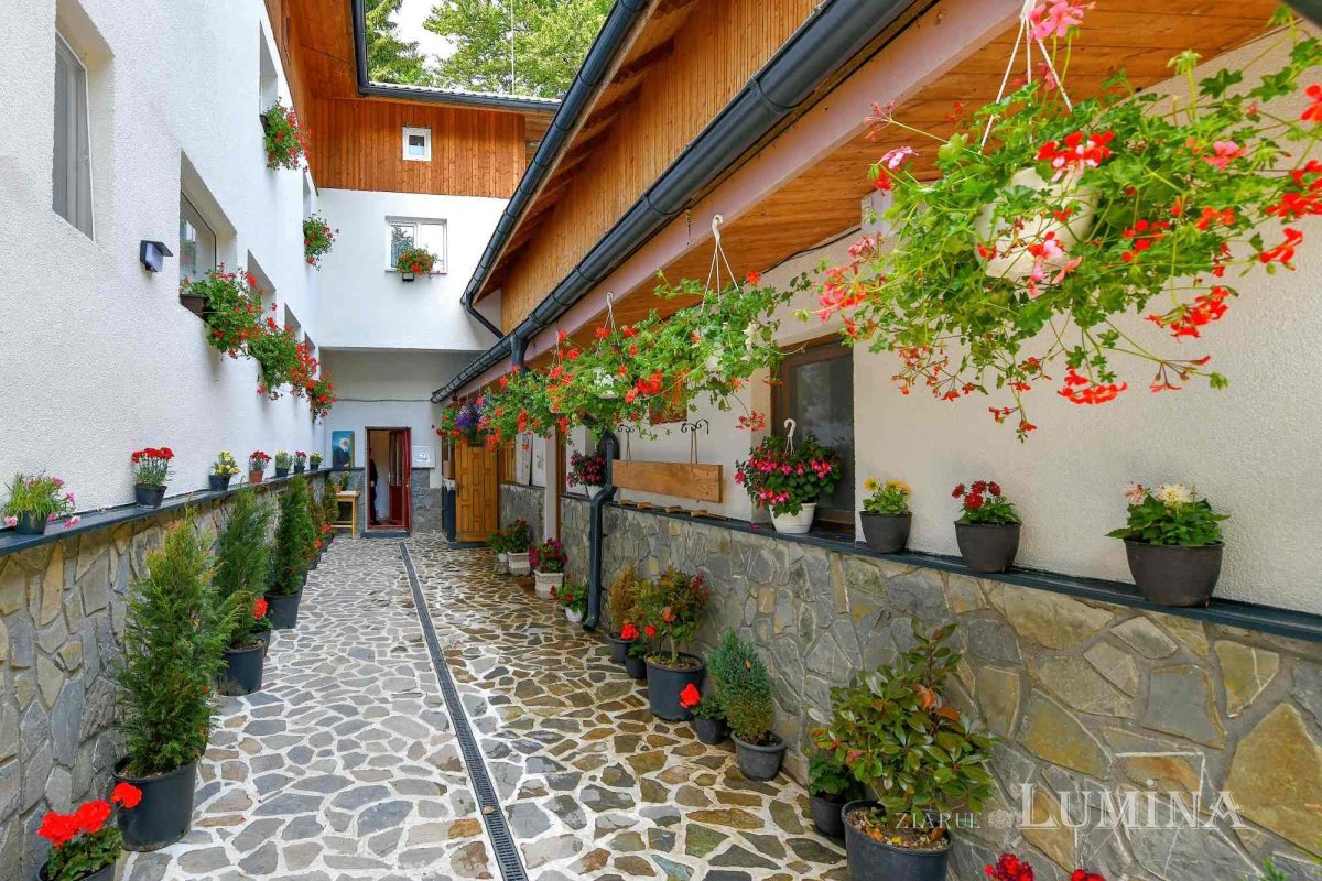 Sclipirile Luminii: Schitul „Sfânta Ana” - Cota 1400, Sinaia, judeţul Prahova 336604