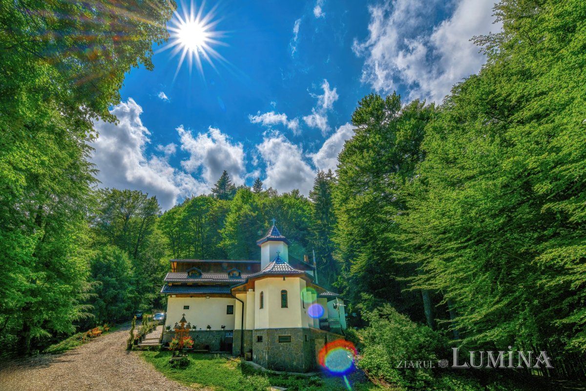 Sclipirile Luminii: Schitul „Sfânta Ana” - Cota 1400, Sinaia, judeţul Prahova 336611