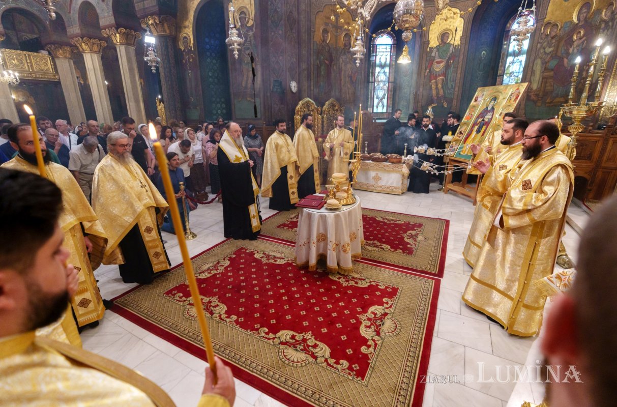 Slujba Privegherii în cinstea Aducerii moaștelor Sfântului Cuvios Dimitrie cel Nou la București 336799