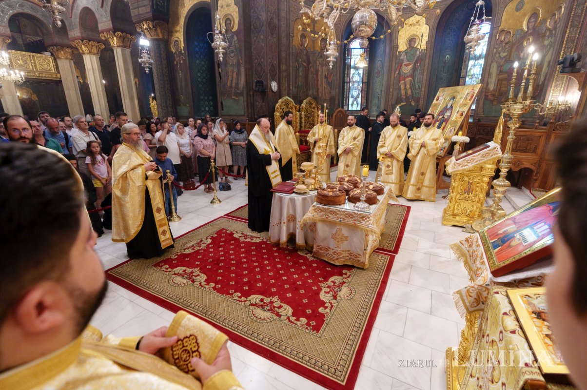 Slujba Privegherii în cinstea Aducerii moaștelor Sfântului Cuvios Dimitrie cel Nou la București 336800