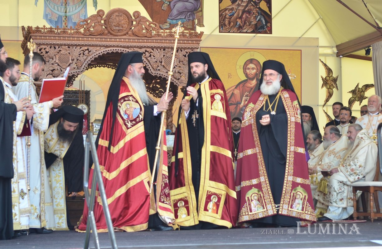 Hirotonia noului Episcop-vicar al Arhiepiscopiei Romanului și Bacăului 337345