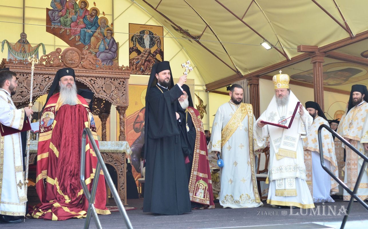 Hirotonia noului Episcop-vicar al Arhiepiscopiei Romanului și Bacăului 337361