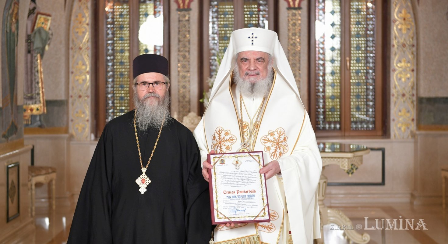 Crucea Patriarhală oferită părintelui arhimandrit Clement Haralam 337655