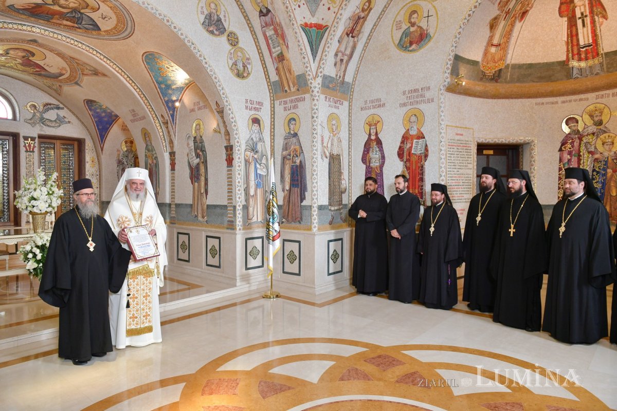 Crucea Patriarhală oferită părintelui arhimandrit Clement Haralam 337656