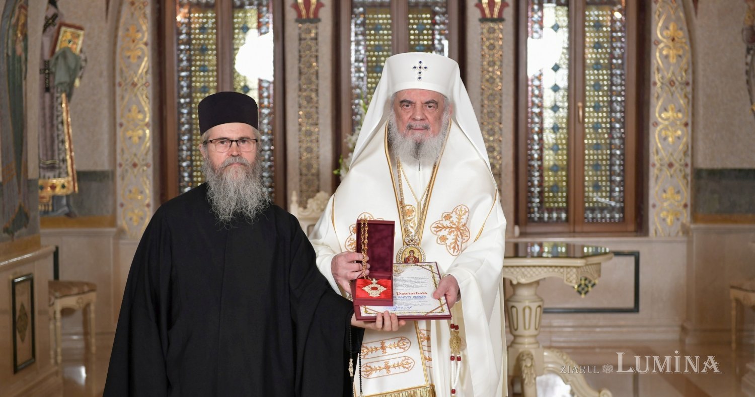 Crucea Patriarhală oferită părintelui arhimandrit Clement Haralam 337657