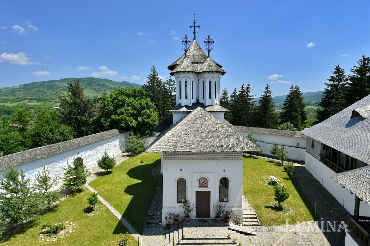 Sclipirile Luminii: Ansamblul medieval Mănăstirea Apostolache, judeţul Prahova 338163