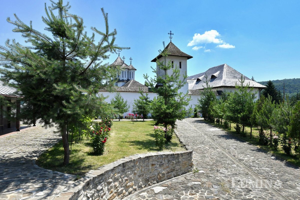 Sclipirile Luminii: Ansamblul medieval Mănăstirea Apostolache, judeţul Prahova 338167