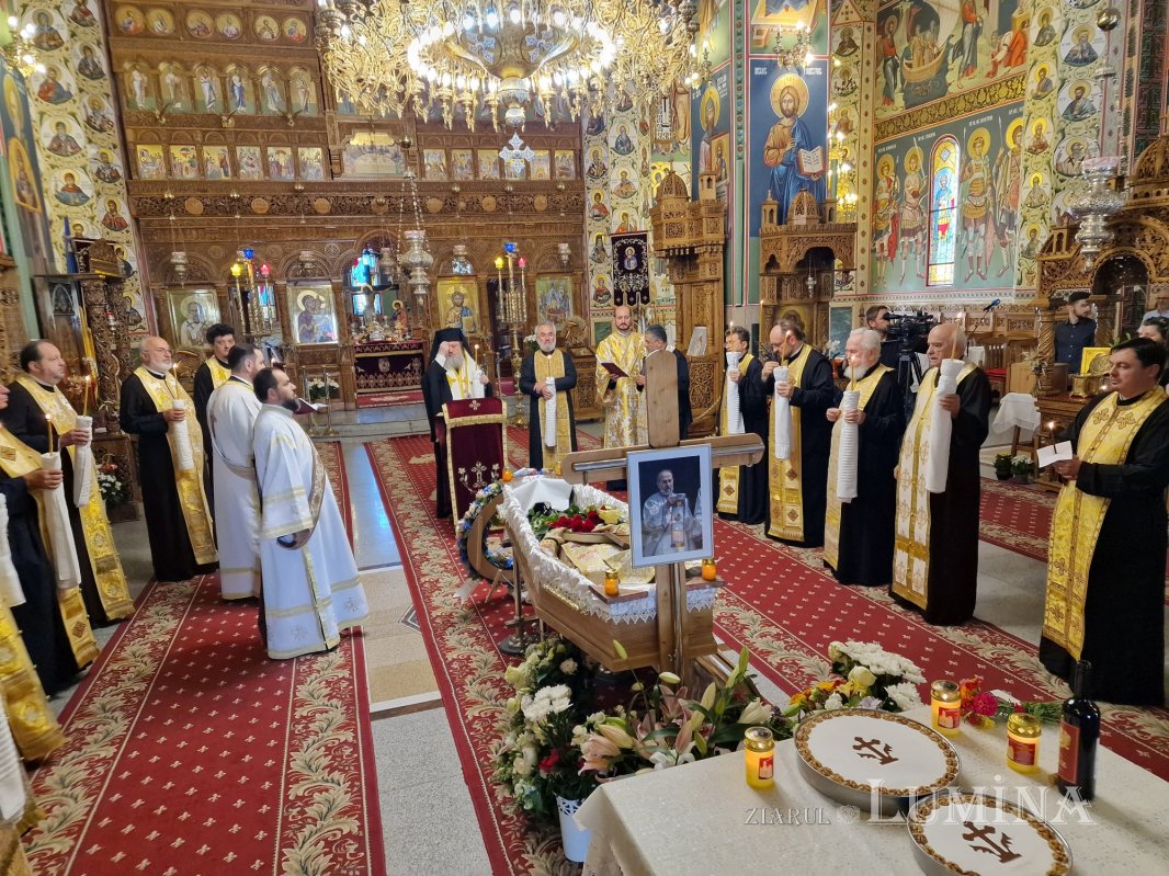 Părintele profesor Ioan Caraza a fost condus pe ultimul drum 338259