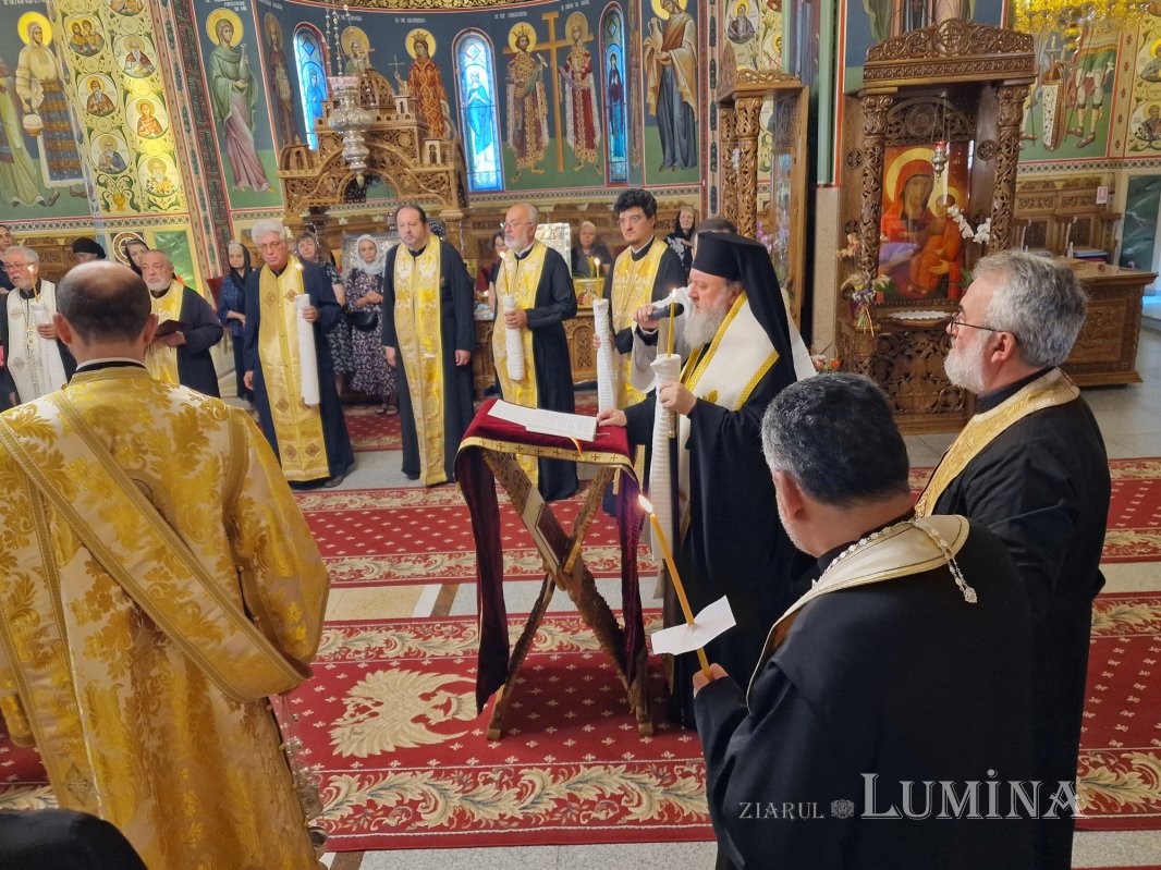 Părintele profesor Ioan Caraza a fost condus pe ultimul drum 338260