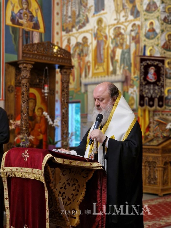 Părintele profesor Ioan Caraza a fost condus pe ultimul drum 338261