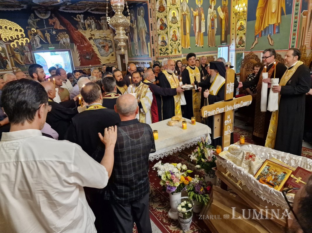 Părintele profesor Ioan Caraza a fost condus pe ultimul drum 338262