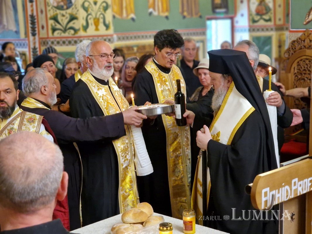 Părintele profesor Ioan Caraza a fost condus pe ultimul drum 338263