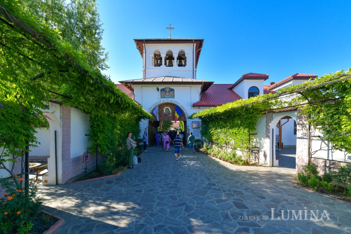 Slujire arhierească la hramul Mănăstirii Ghighiu  339202