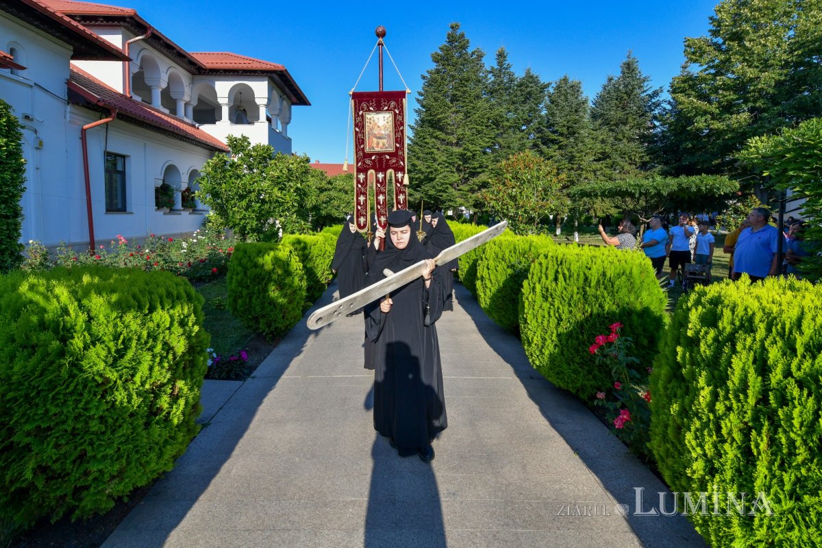 Slujire arhierească la hramul Mănăstirii Ghighiu  339204