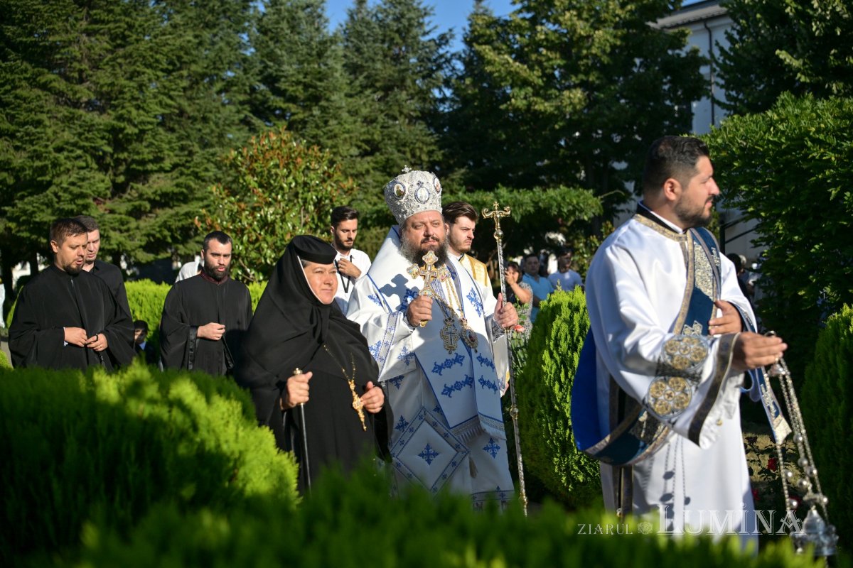 Slujire arhierească la hramul Mănăstirii Ghighiu  339205