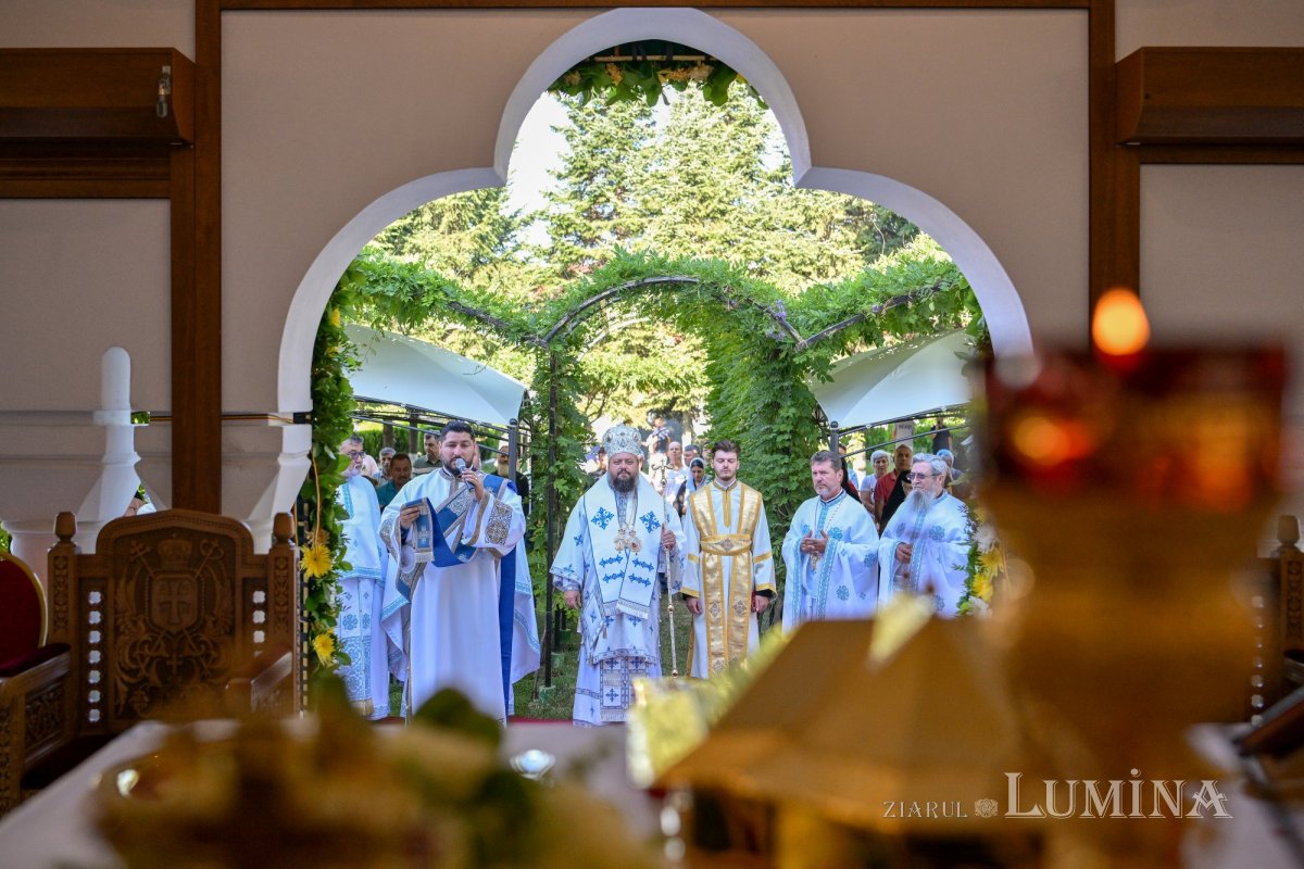 Slujire arhierească la hramul Mănăstirii Ghighiu  339208
