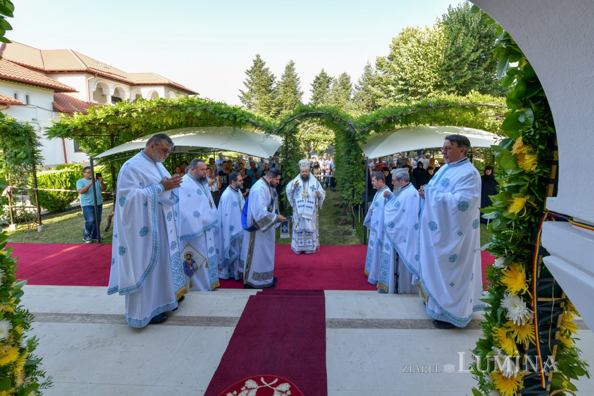 Slujire arhierească la hramul Mănăstirii Ghighiu  339210