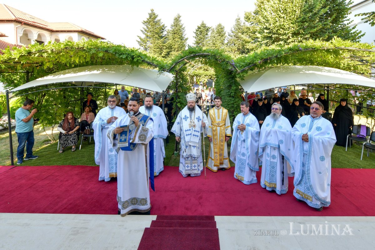 Slujire arhierească la hramul Mănăstirii Ghighiu  339213