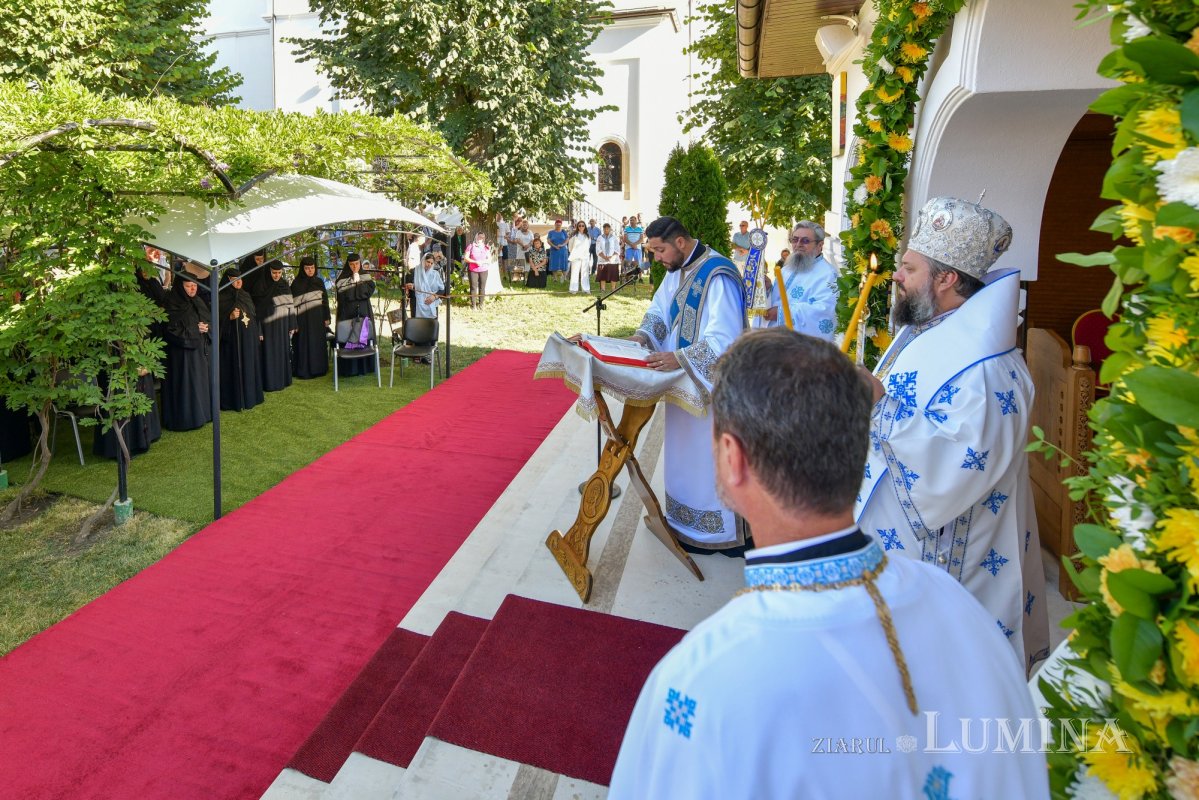 Slujire arhierească la hramul Mănăstirii Ghighiu  339230