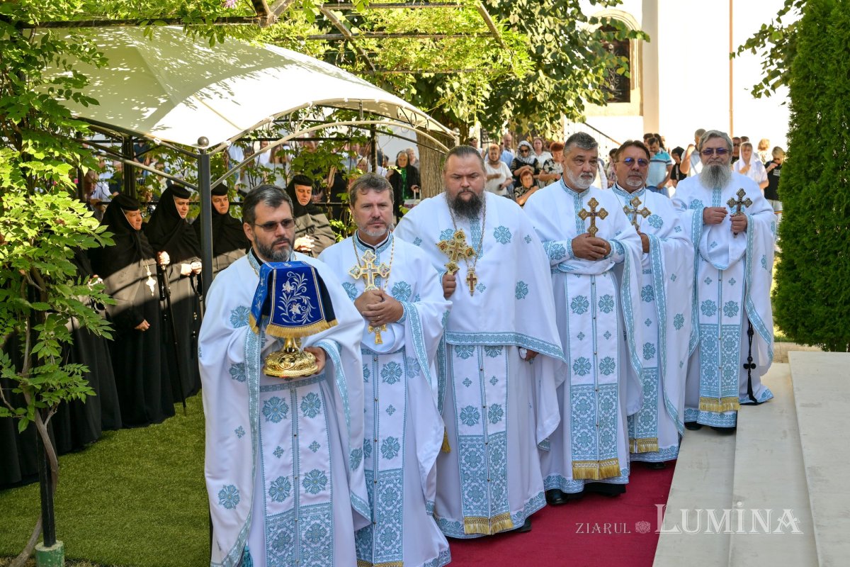 Slujire arhierească la hramul Mănăstirii Ghighiu  339233