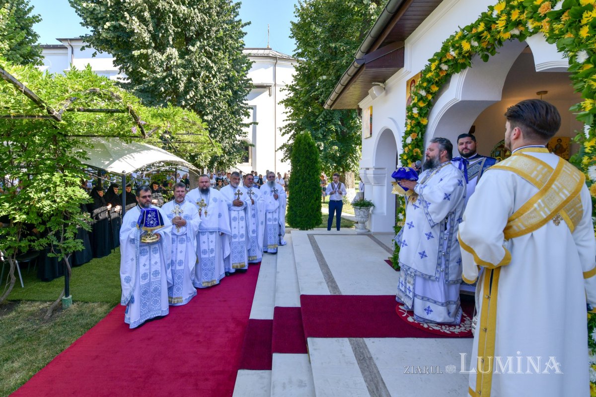 Slujire arhierească la hramul Mănăstirii Ghighiu  339235