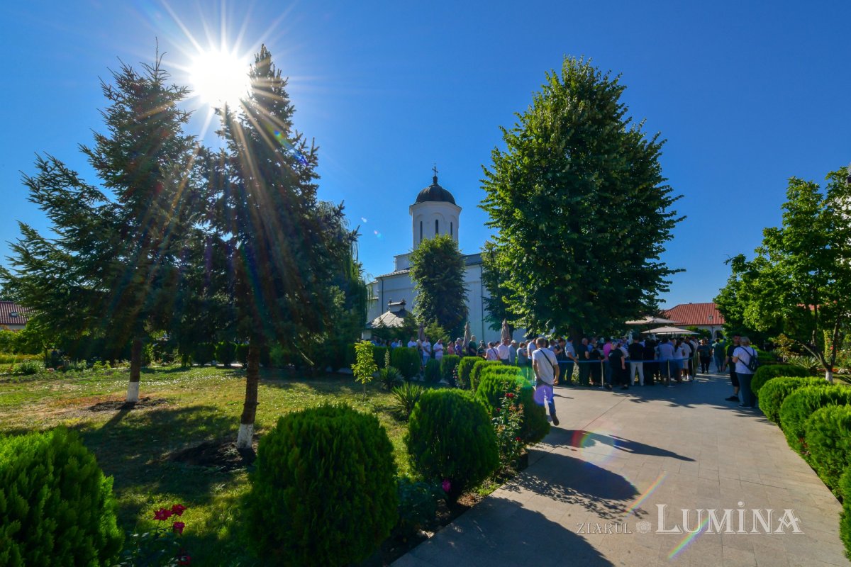 Slujire arhierească la hramul Mănăstirii Ghighiu  339240