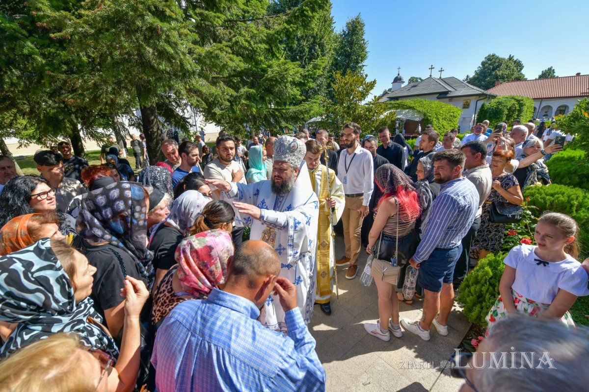 Slujire arhierească la hramul Mănăstirii Ghighiu  339248