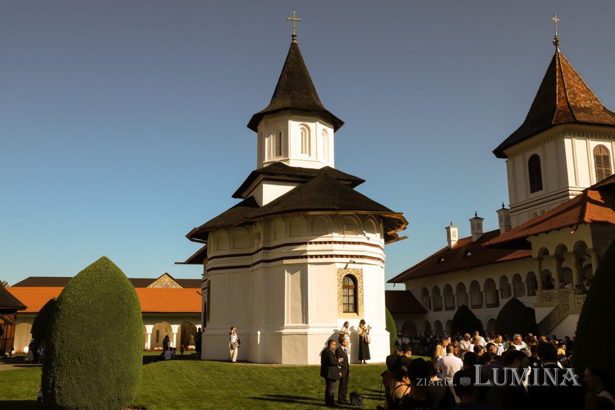 Trei ierarhi au liturghisit la hramul Mănăstirii Brâncoveanu 339254