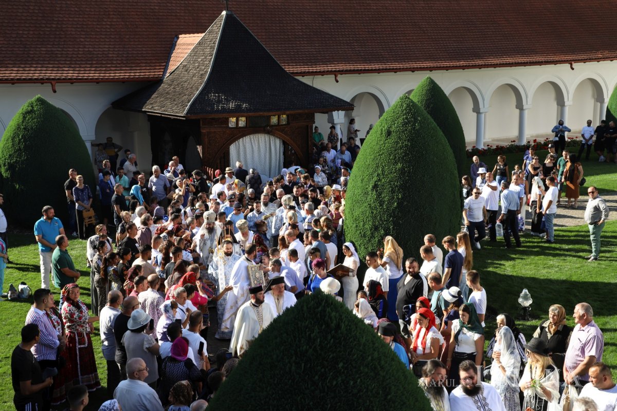 Trei ierarhi au liturghisit la hramul Mănăstirii Brâncoveanu 339255