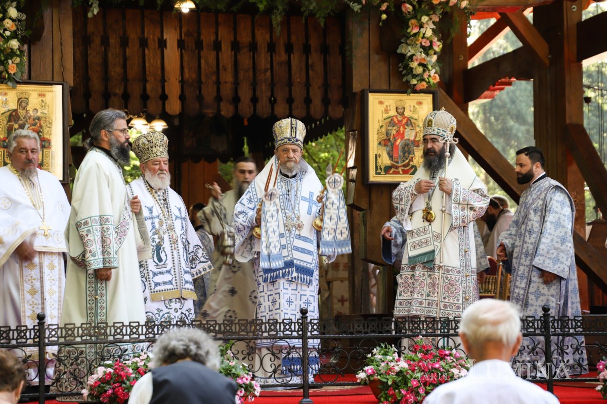 Trei ierarhi au liturghisit la hramul Mănăstirii Brâncoveanu 339258