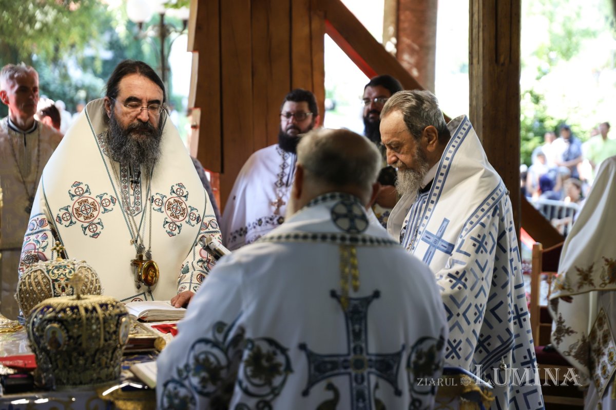Trei ierarhi au liturghisit la hramul Mănăstirii Brâncoveanu 339265