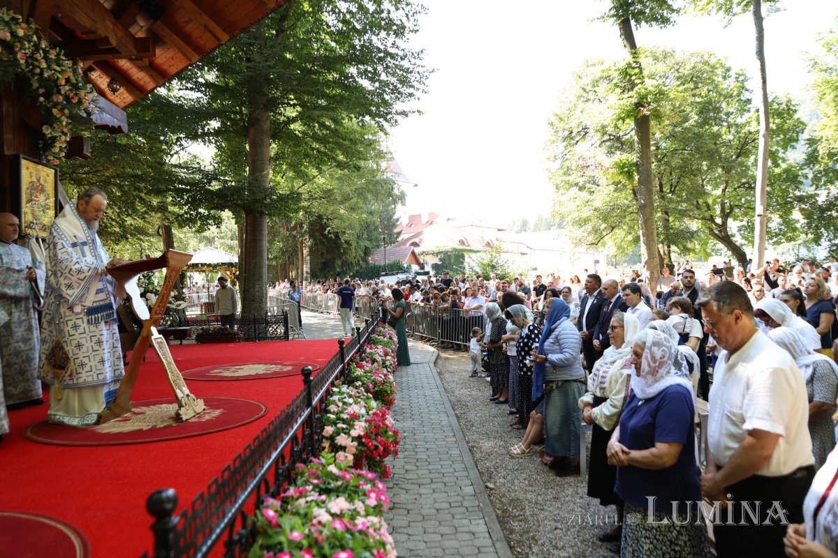 Trei ierarhi au liturghisit la hramul Mănăstirii Brâncoveanu 339276