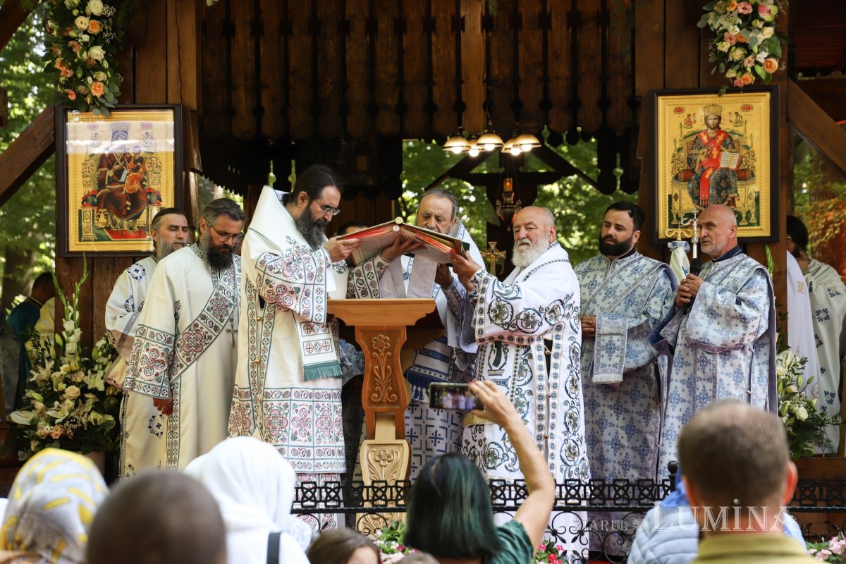 Trei ierarhi au liturghisit la hramul Mănăstirii Brâncoveanu 339279