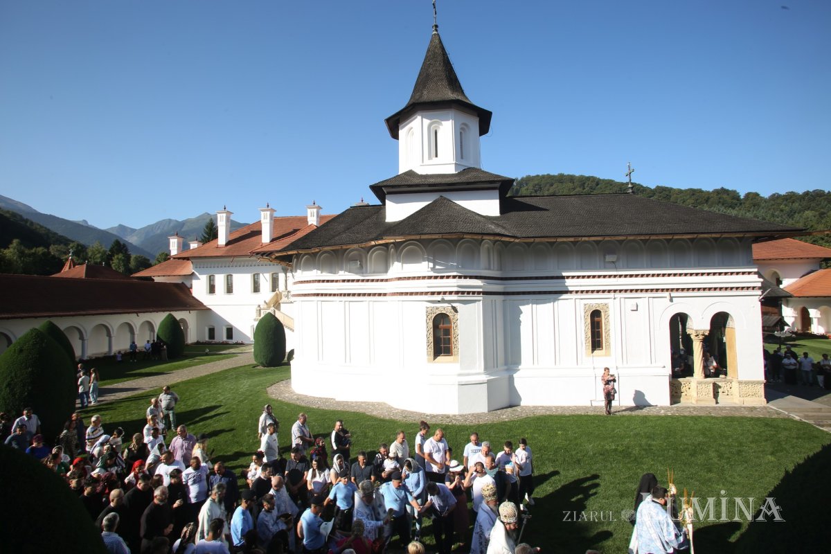 Trei ierarhi au liturghisit la hramul Mănăstirii Brâncoveanu 339283
