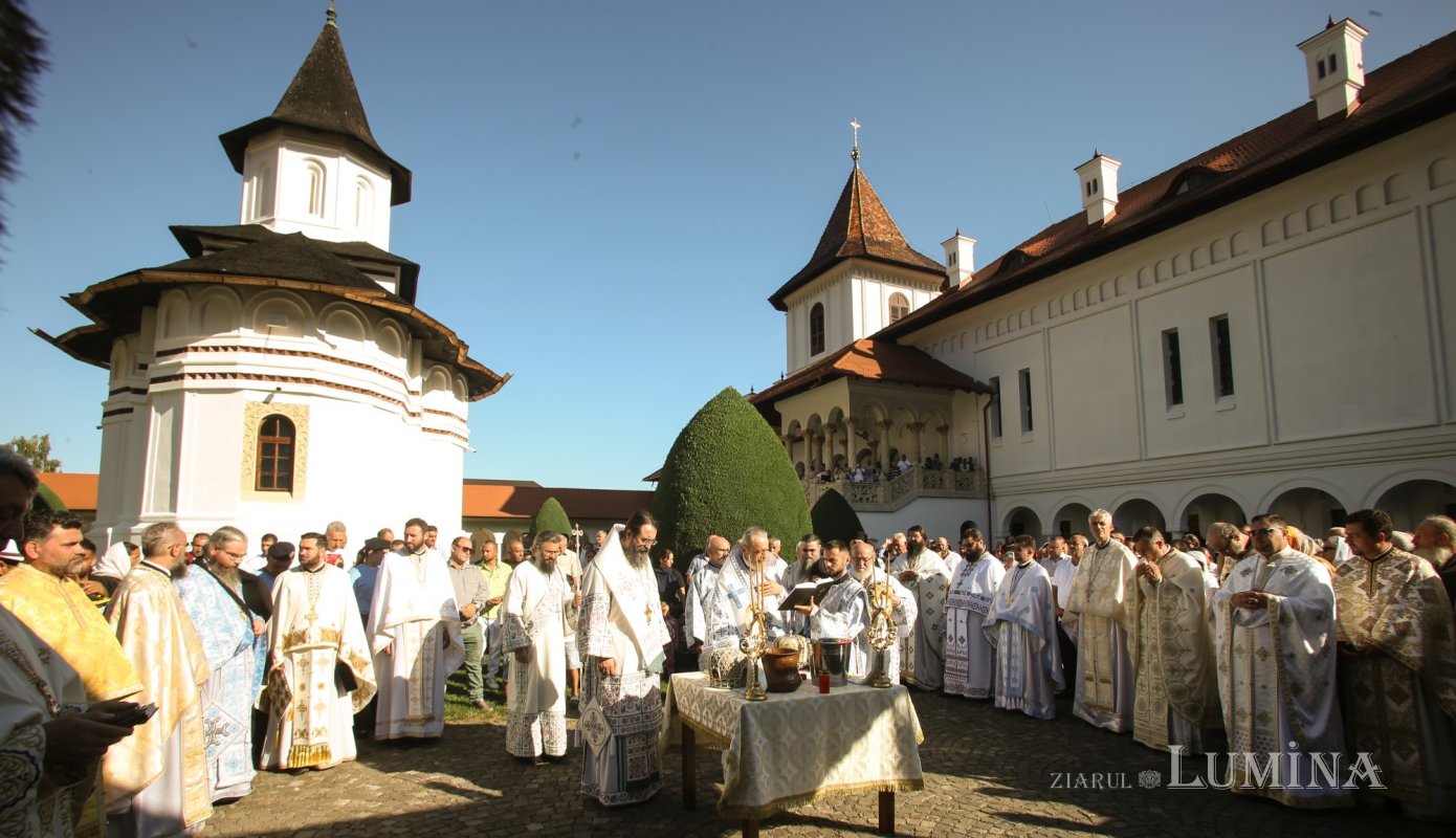 Trei ierarhi au liturghisit la hramul Mănăstirii Brâncoveanu 339287