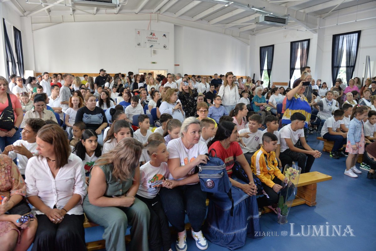 „Bucurie la început de an școlar” pentru 235 de elevi cu deficiențe de auz 341245