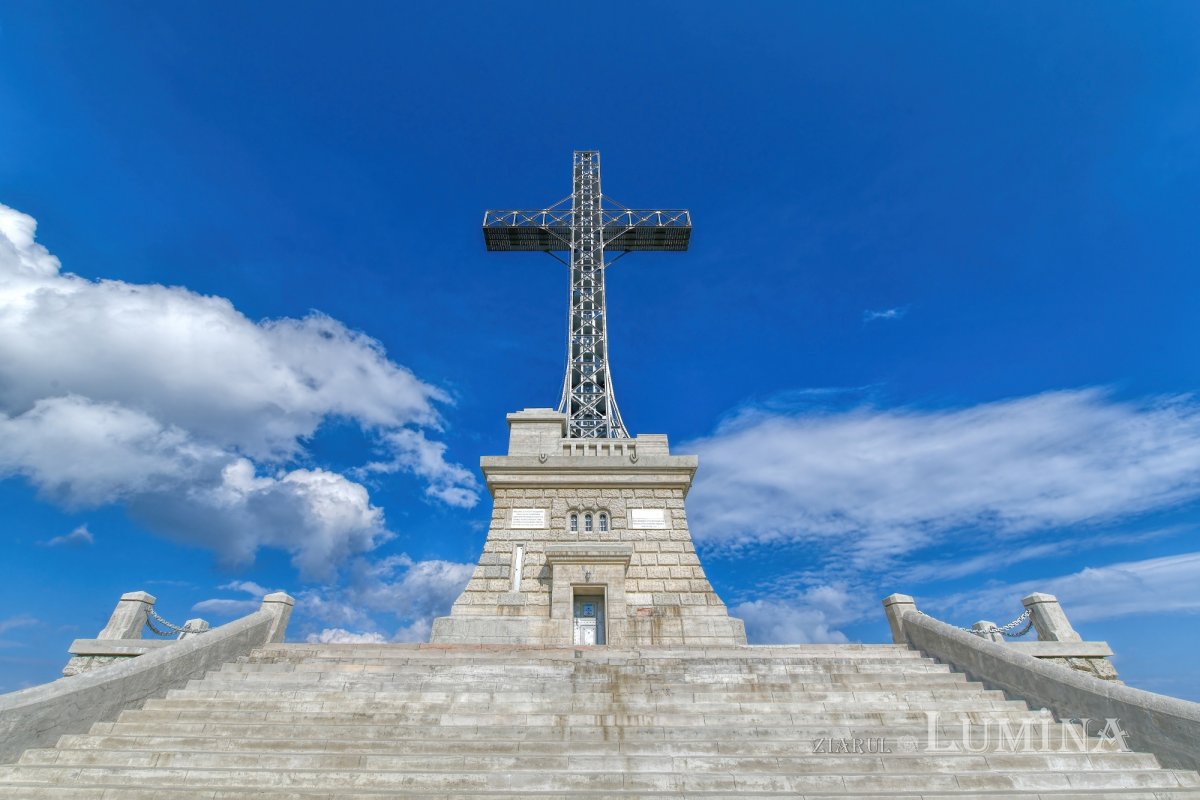 Sclipirile Luminii: Mănăstirea Caraiman şi Crucea Eroilor 341421