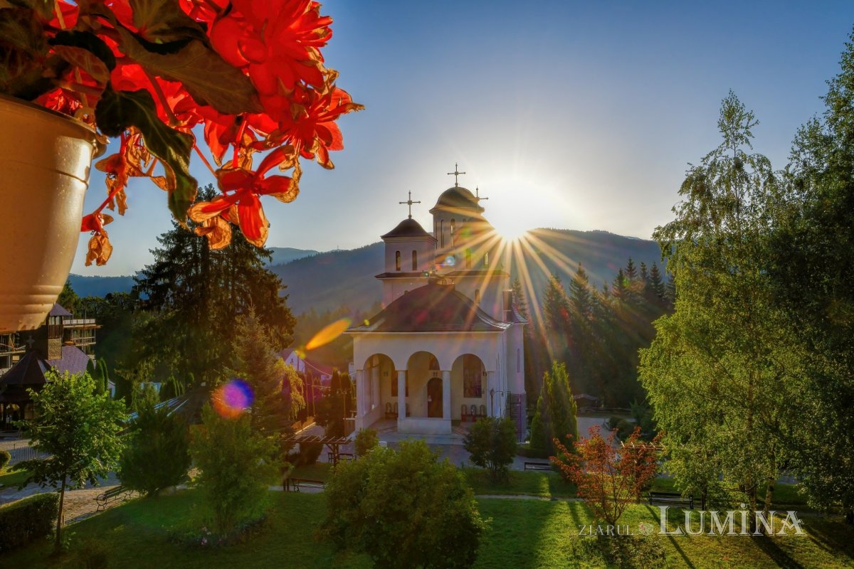 Sclipirile Luminii: Mănăstirea Caraiman şi Crucea Eroilor 341425