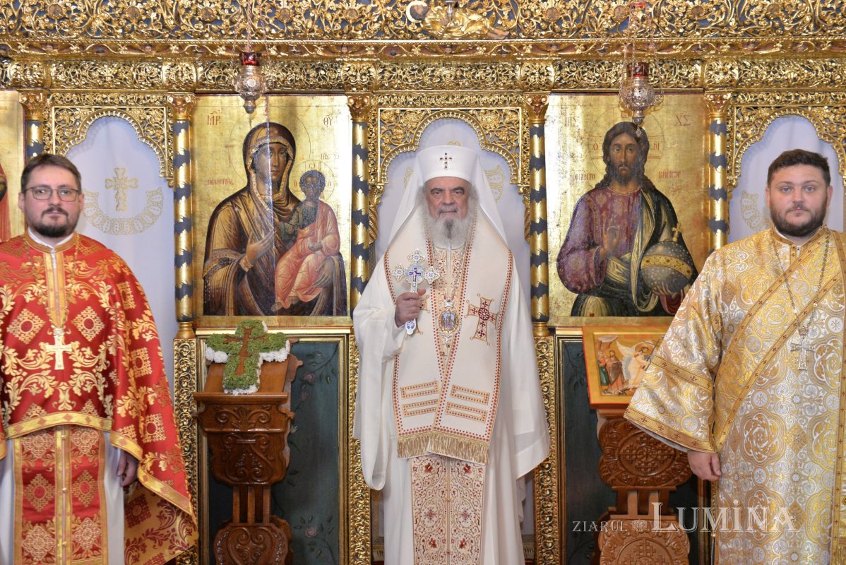 „Crucea lui Hristos este semnul iubirii care învinge păcatul și moartea” 341580